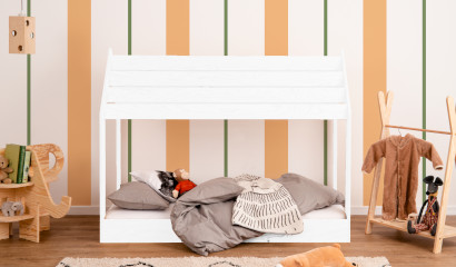 Drewniane niskie łóżko w kształcie domku wykonane ze sklejki sosnowej w kolorze białym